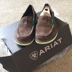 Ariat cruiser in  palm brown .